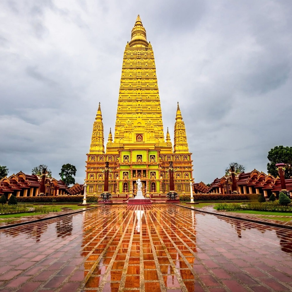 Wat Maha That Wachiramongkol (Buddhist temple )